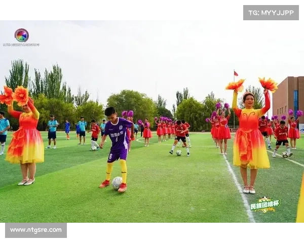 足球宝贝绿茵绽放，激情助威赛场风采